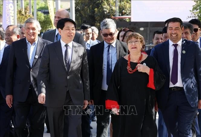 Chủ tịch nước Lương Cường và các đại biểu đến dâng hoa tại Tượng đài Chủ tịch Hồ Chí Minh ở quận Cerro Navia, thủ đô Santiago de Chile. Ảnh: Lâm Khánh/TTXVN