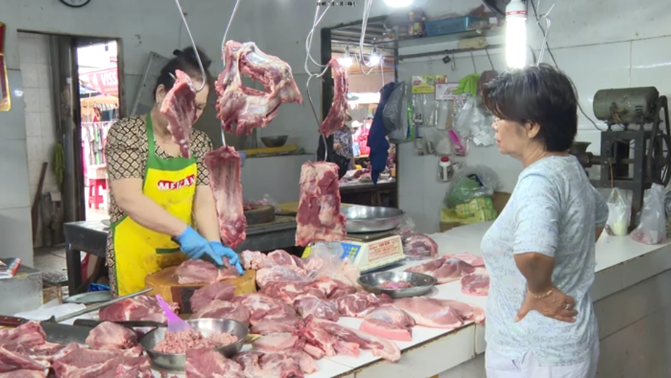 Thịt lợn đắt đỏ, người tiêu dùng cũng đắn đo khi mua. Thịt lợn đắt đỏ, người tiêu dùng cũng đắn đo khi mua.