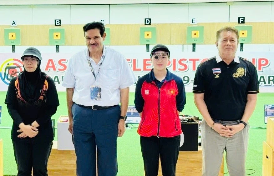 Xạ thủ Trịnh Thu Vinh (áo đỏ) đã thi đấu nhưng chỉ giành thêm HCĐ đồng đội 25m súng ngắn thể thao nữ. Ảnh: MINH MINH