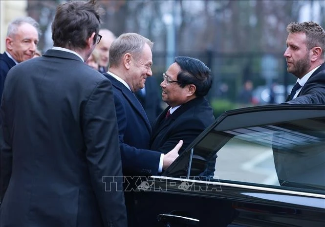 Thủ tướng Cộng hòa Ba Lan Donald Tusk đón Thủ tướng Phạm Minh Chính. Ảnh: Dương Giang/TTXVN