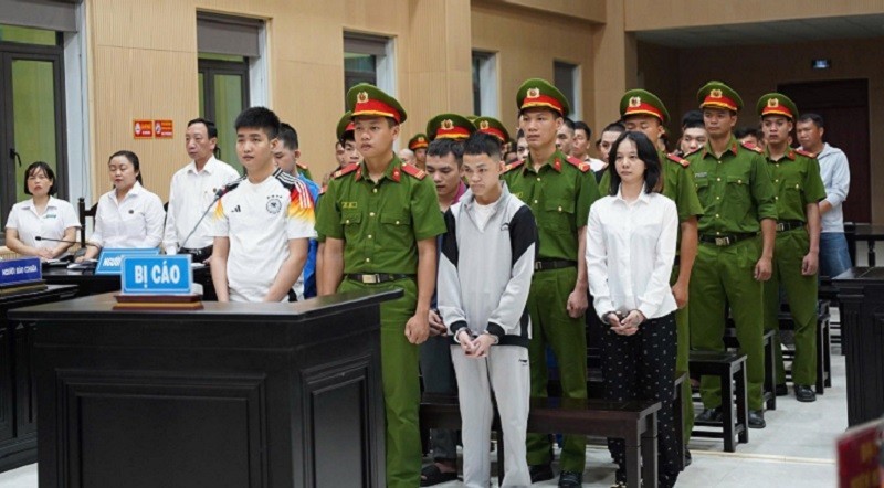 Các bị cáo tại phiên tòa. 45321.jpg