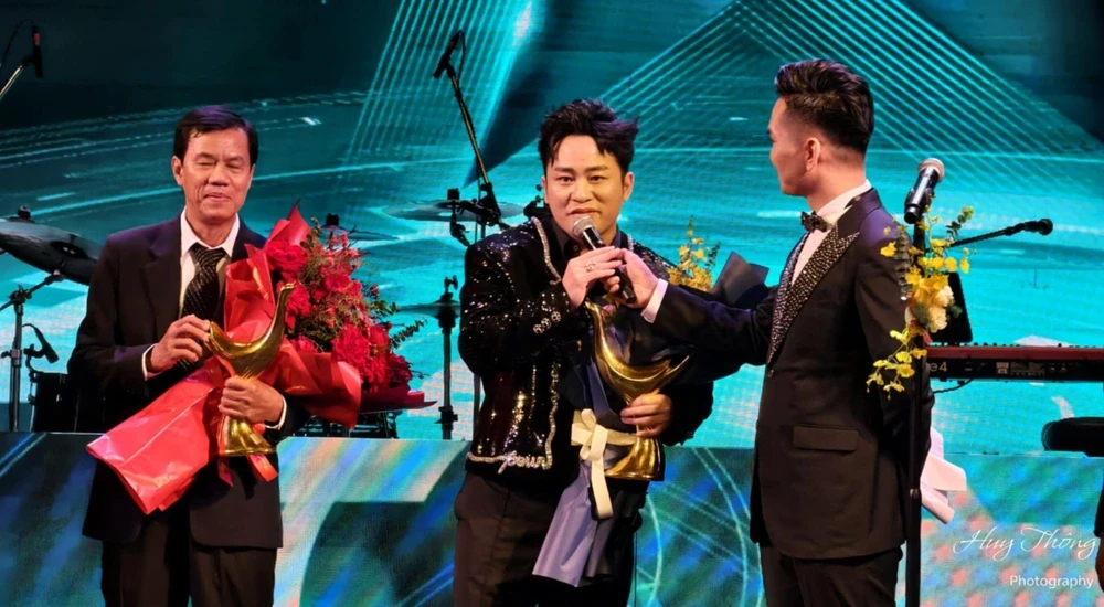 Ca sĩ Tùng Dương chia sẻ khi nhận Kỷ niệm chương.