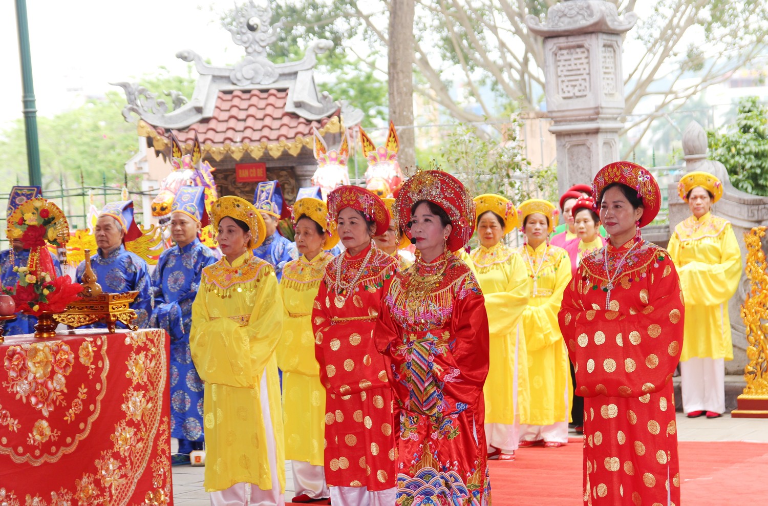 Nhân dân tổ chức Lễ hội đền Mẫu Lào Cai tri ân tiền nhân, giáo dục đạo lý “Uống nước nhớ nguồn” cho thế hệ trẻ. b5-3680.jpg