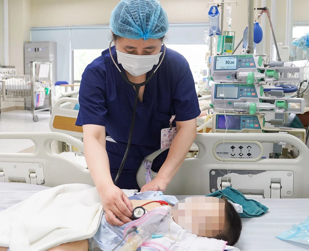 Trẻ bị ngộ độc điều trị tại Bệnh viện Nhi Trung ương. Ảnh: BS