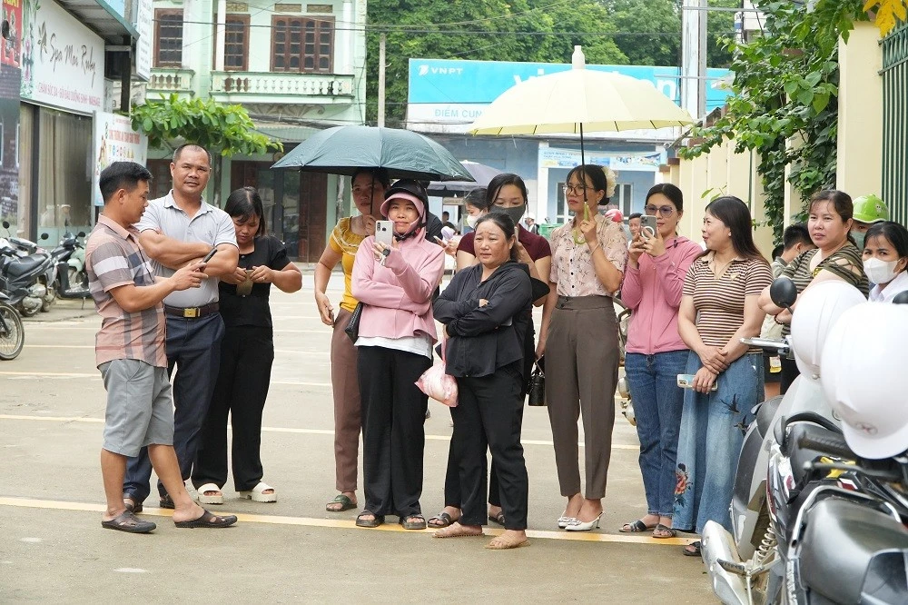 Phụ huynh đợi các thí sinh bên ngoài điểm thi.