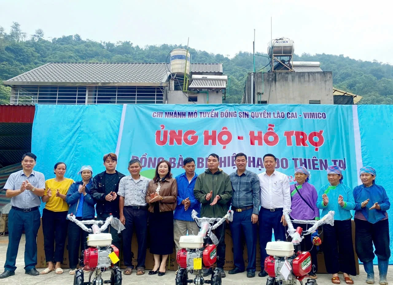 trao-tang-may-nong-nghiep-cho-cac-ho-dan.jpg