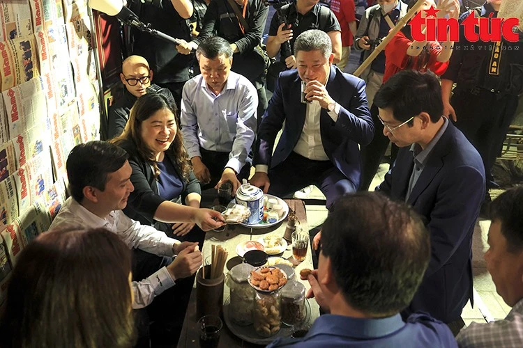 Các đại biểu trải nghiệm tại các gian hàng.