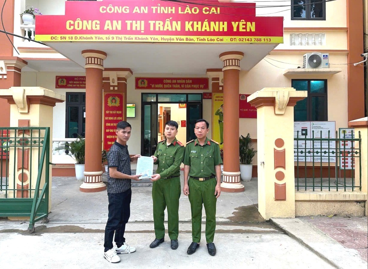 Công an thị trấn Khánh Yên trao trả số tiền cho ông Nguyễn Văn Ngọc. z6601324596439-b9c2ee7fdb138486c58673f9e5ff6de6-2698.jpg
