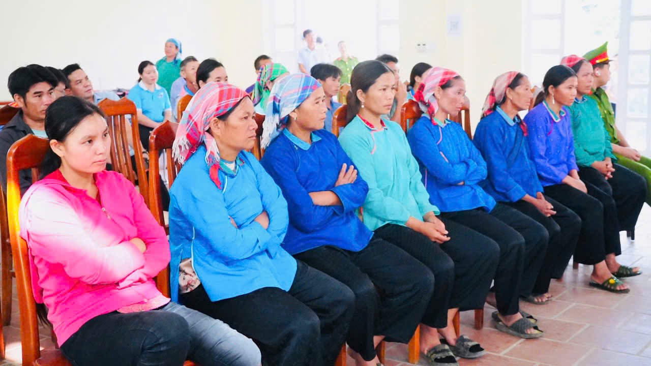 Người dân theo dõi phiên tòa. Bà con nhân dân xã Nấm Lư tham gia phiên toà thực hiện nghiêm túc các quy định.jpg