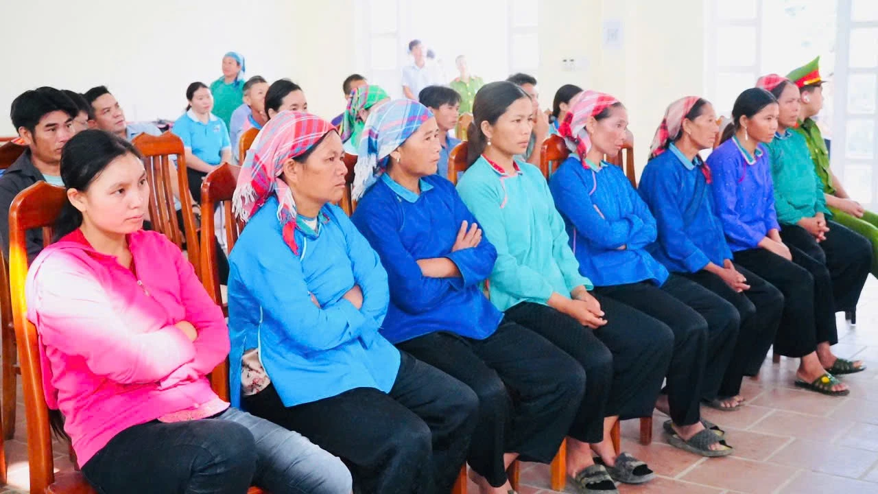 Bà con nhân dân xã Nấm Lư tham gia phiên toà thực hiện nghiêm túc các quy định.jpg