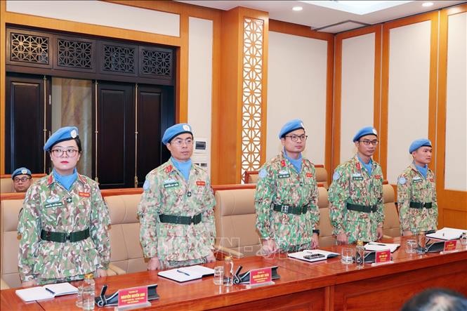 Các sĩ quan tại buổi lễ trao Quyết định. Ảnh: Trọng Đức/TTXVN Các sĩ quan tại buổi lễ trao Quyết định. Ảnh: Trọng Đức/TTXVN