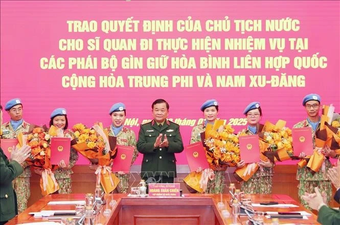 Thượng tướng Hoàng Xuân Chiến, Thứ trưởng Bộ Quốc phòng trao Quyết định của Chủ tịch nước cho các sĩ quan. Ảnh: Trọng Đức/TTXVN