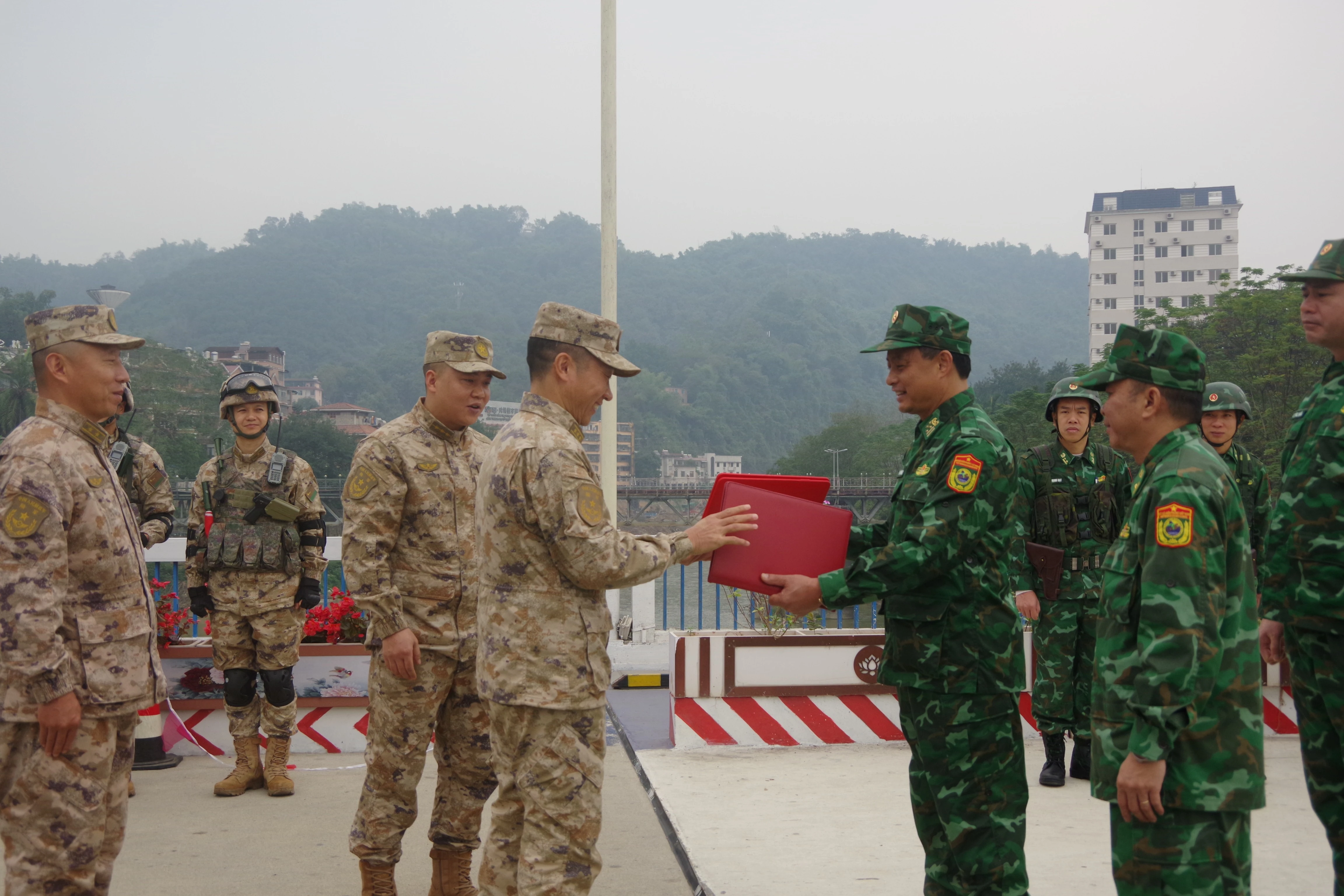 lanh-dao-cua-hai-ben-ket-ket-bien-ban-ghi-nho.jpg
