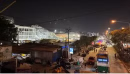 Các đội cứu hộ ở Bangkok làm việc xuyên đêm. Ảnh: BBC