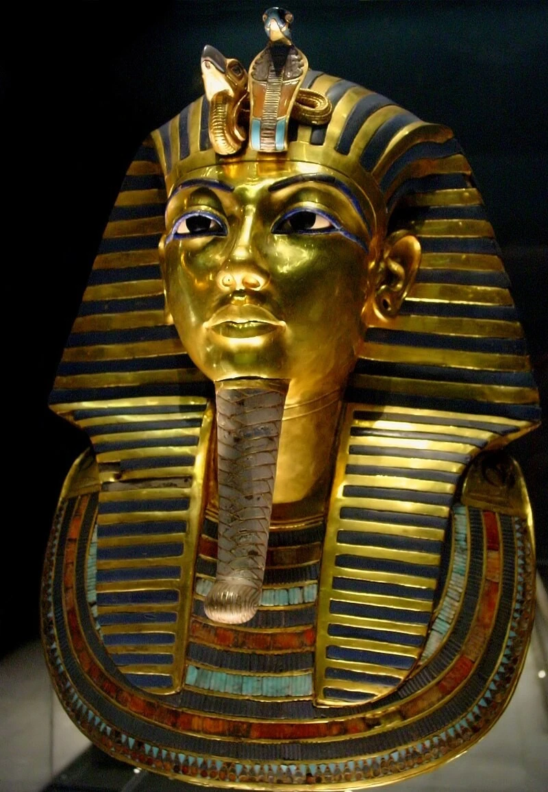Mặt nạ xác ướp vua Tutankhamun có hình uraeus. Ảnh: Wikipedia