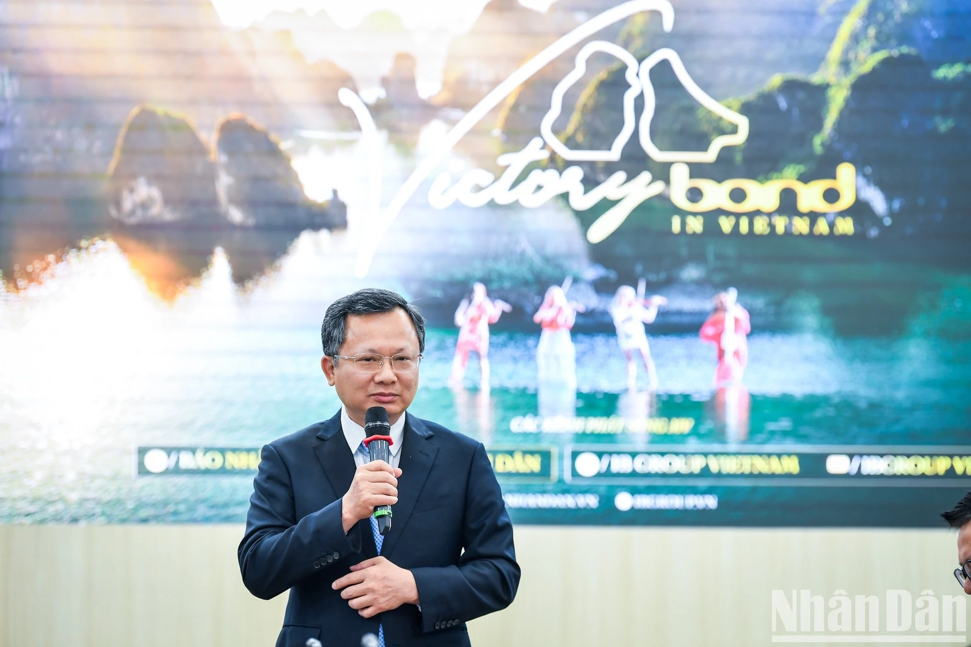 Ông Cao Tường Huy, Phó Chủ tịch Ủy ban nhân dân tỉnh Quảng Ninh, bày tỏ sự xúc động khi MV "Bond - Victory in Vietnam".