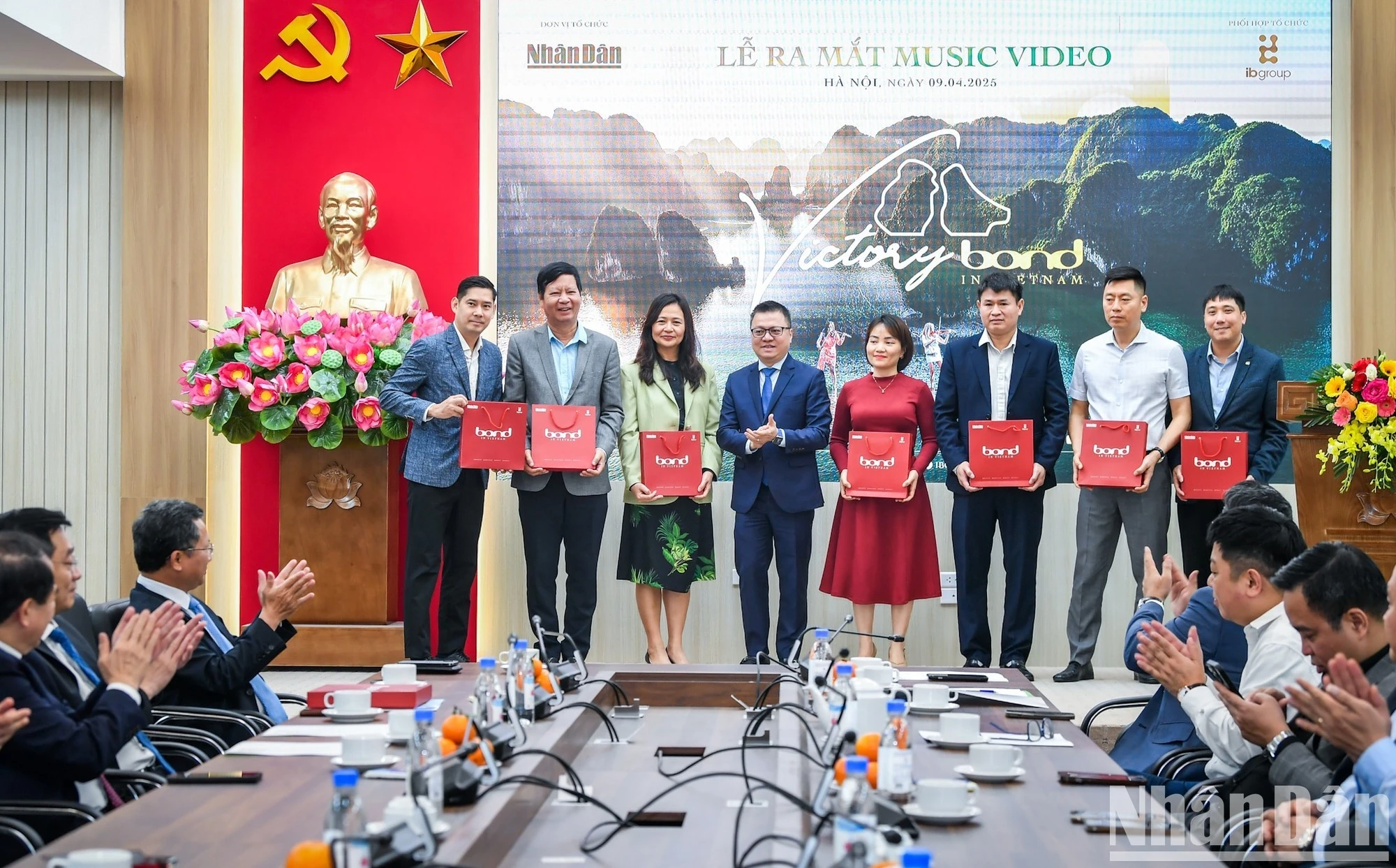 Ban Tổ chức đã trao tặng MV “Victory - Bond in Vietnam” cho lãnh đạo tỉnh Quảng Ninh, các tập đoàn du lịch - khách sạn, hãng hàng không, các đài truyền hình...