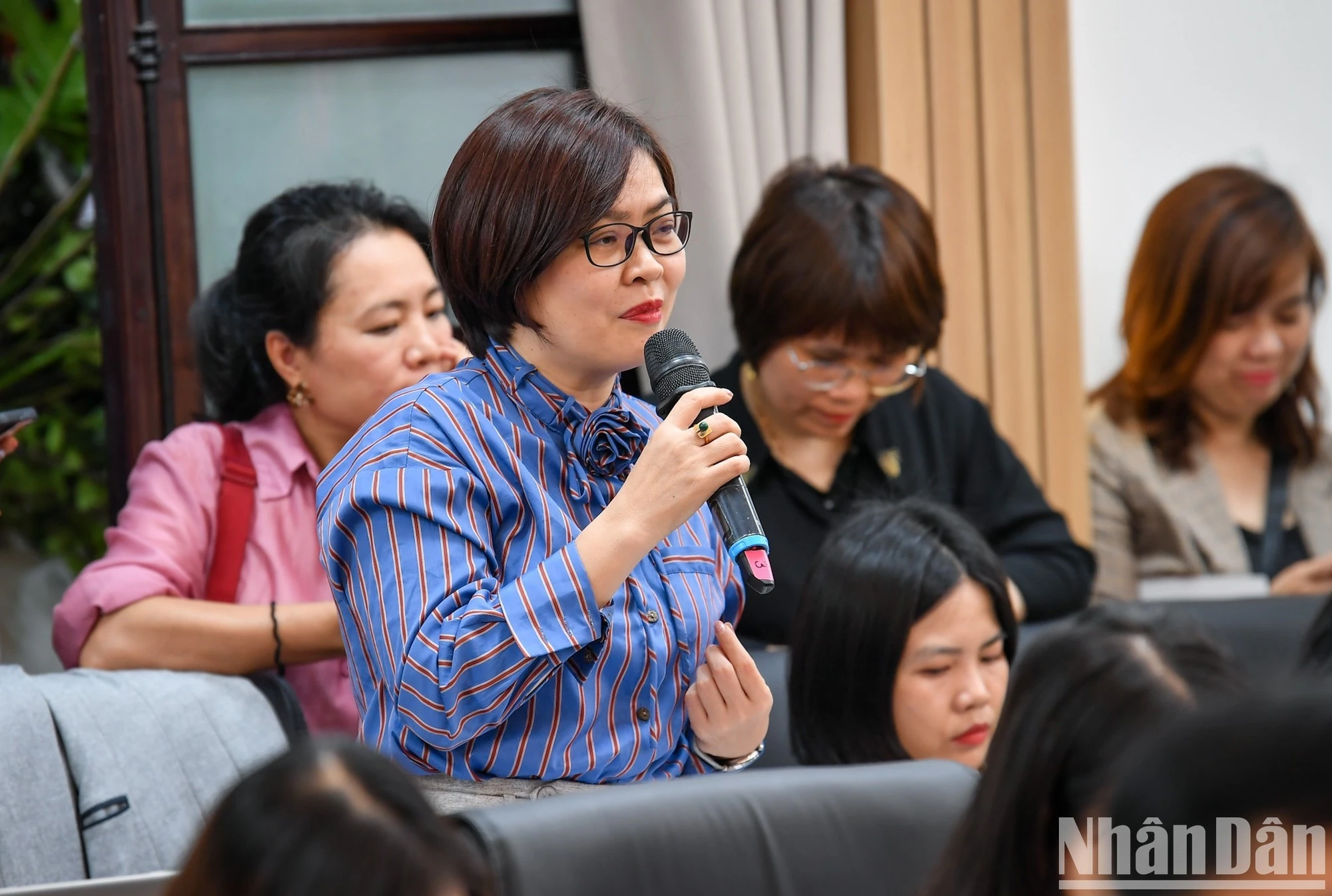 Phóng viên Báo Quân đội nhân dân đặt câu hỏi với Ban tổ chức.