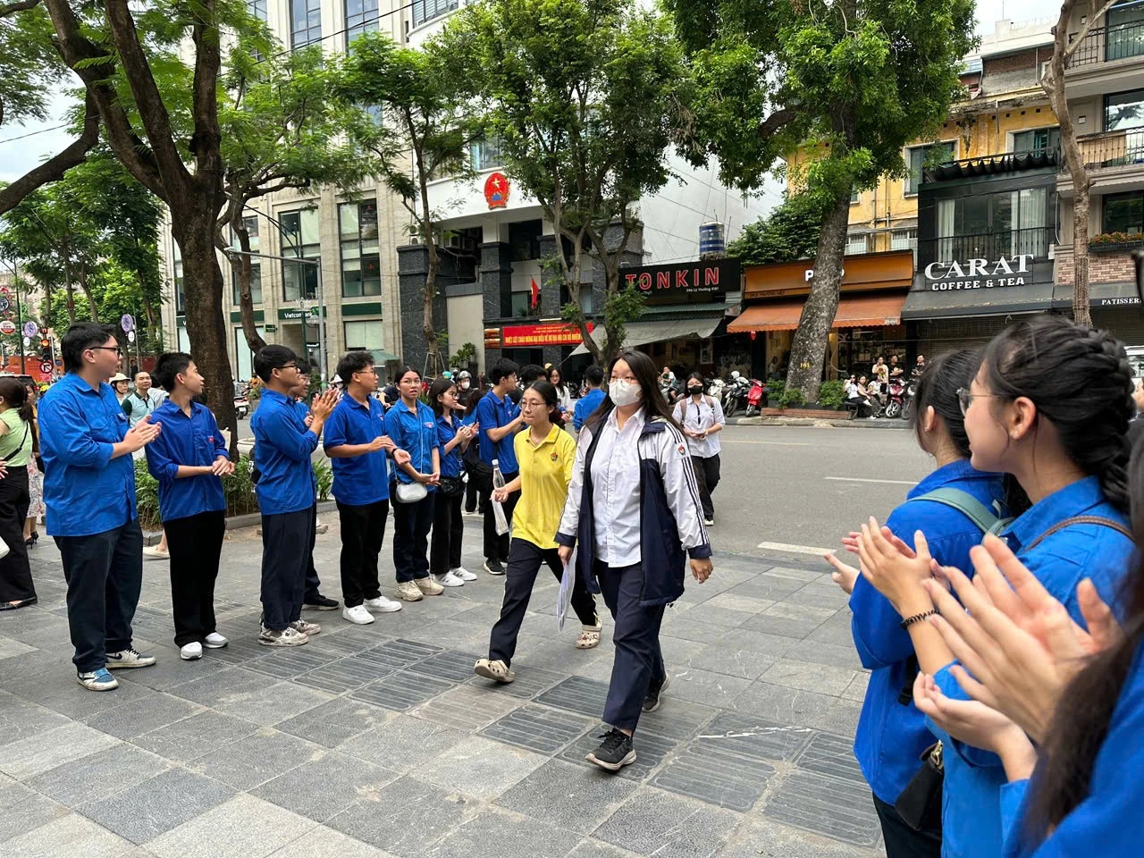 Chào đón thí sinh vào điểm thi.