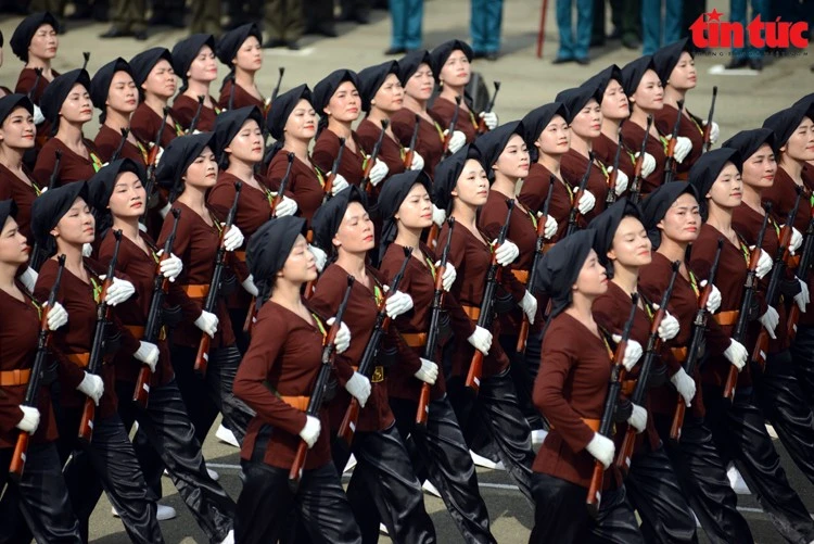 Khối nữ du kích miền Bắc xinh đẹp đi qua lễ đài.