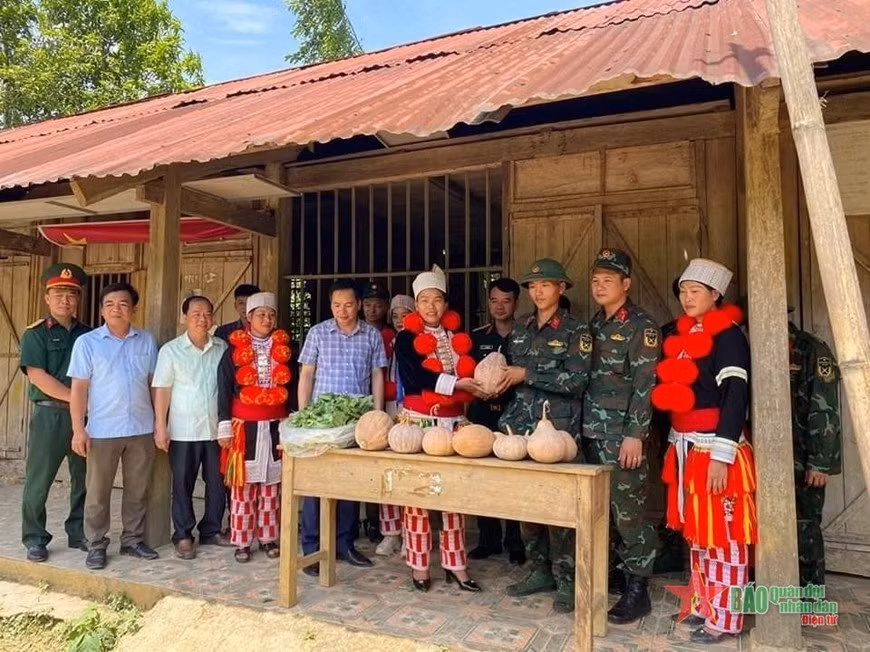 Bộ đội Sư đoàn 316 được nhân dân huyện Hàm Yên (Tuyên Quang) trao tặng một số sản vật địa phương khi về hỗ trợ nhân dân xây dựng nông thôn mới.