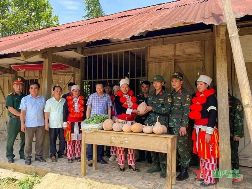 Bộ đội Sư đoàn 316 được nhân dân huyện Hàm Yên (Tuyên Quang) trao tặng một số sản vật địa phương khi về hỗ trợ nhân dân xây dựng nông thôn mới.