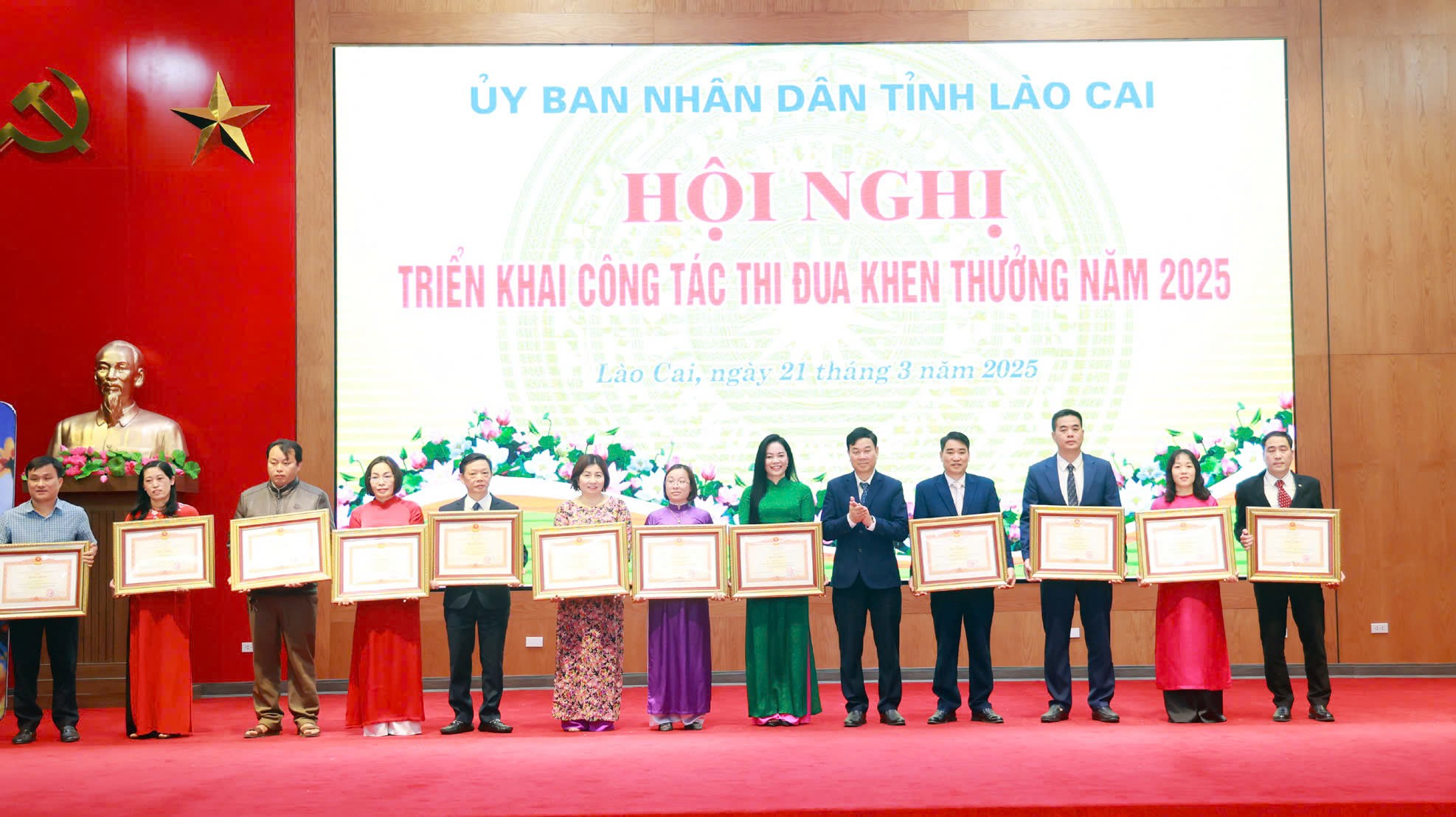 Trao Bằng khen của Thủ tướng Chính phủ cho các cá nhân tiêu biểu. z6429106698298-b6f9bfbaf63ac4e317ce20528e5f4dfd.jpg