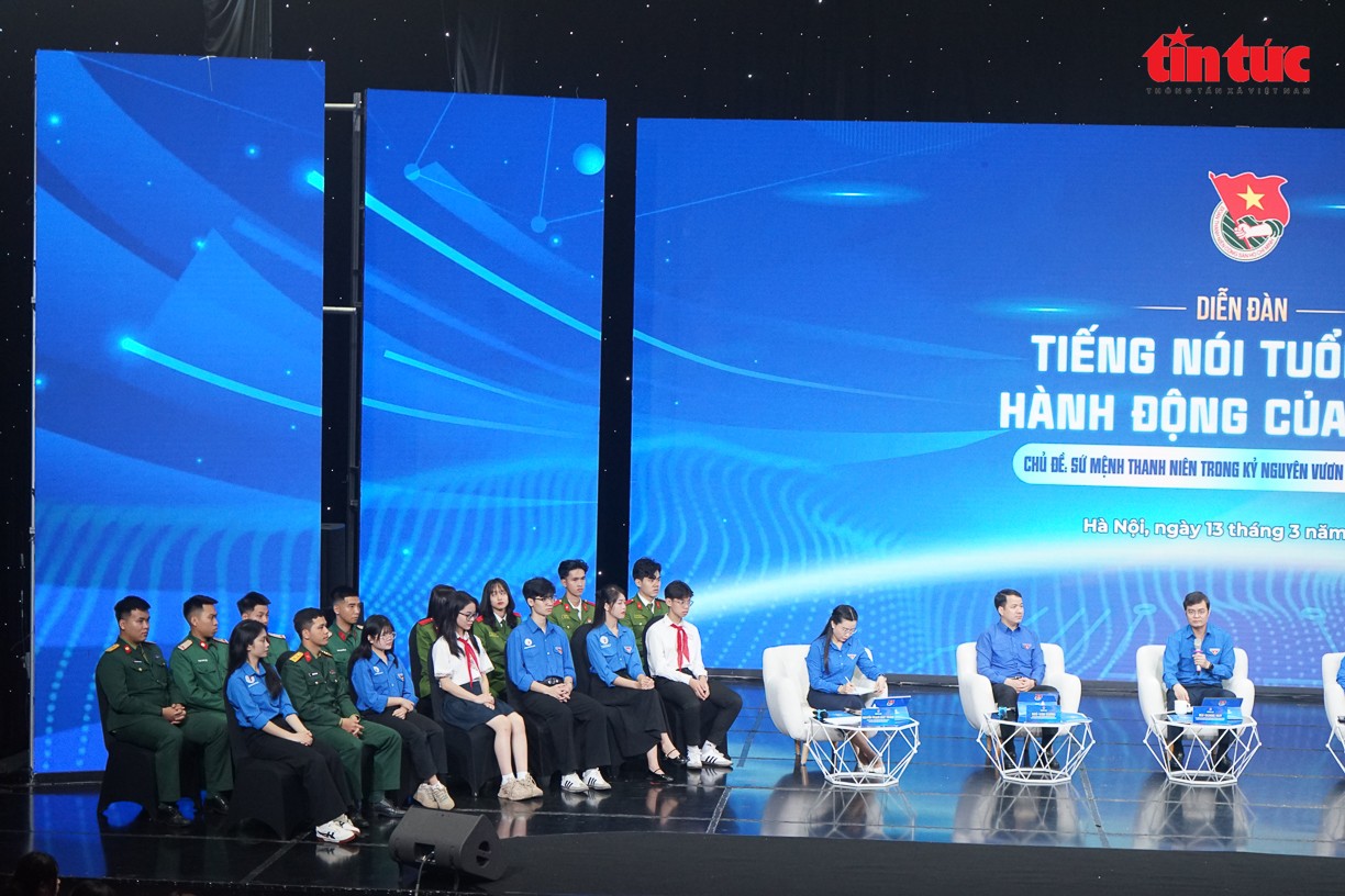 Ông Bùi Quang Huy, Bí thư thứ nhất Trung ương Đoàn Thanh niên Cộng sản Hồ Chí Minh giải đáp câu hỏi của các cán bộ, đoàn viên, thanh niên. Ông Bùi Quang Huy, Bí thư thứ nhất Trung ương Đoàn Thanh niên Cộng sản Hồ Chí Minh giải đáp câu hỏi của các cán bộ, đoàn viên, thanh niên.