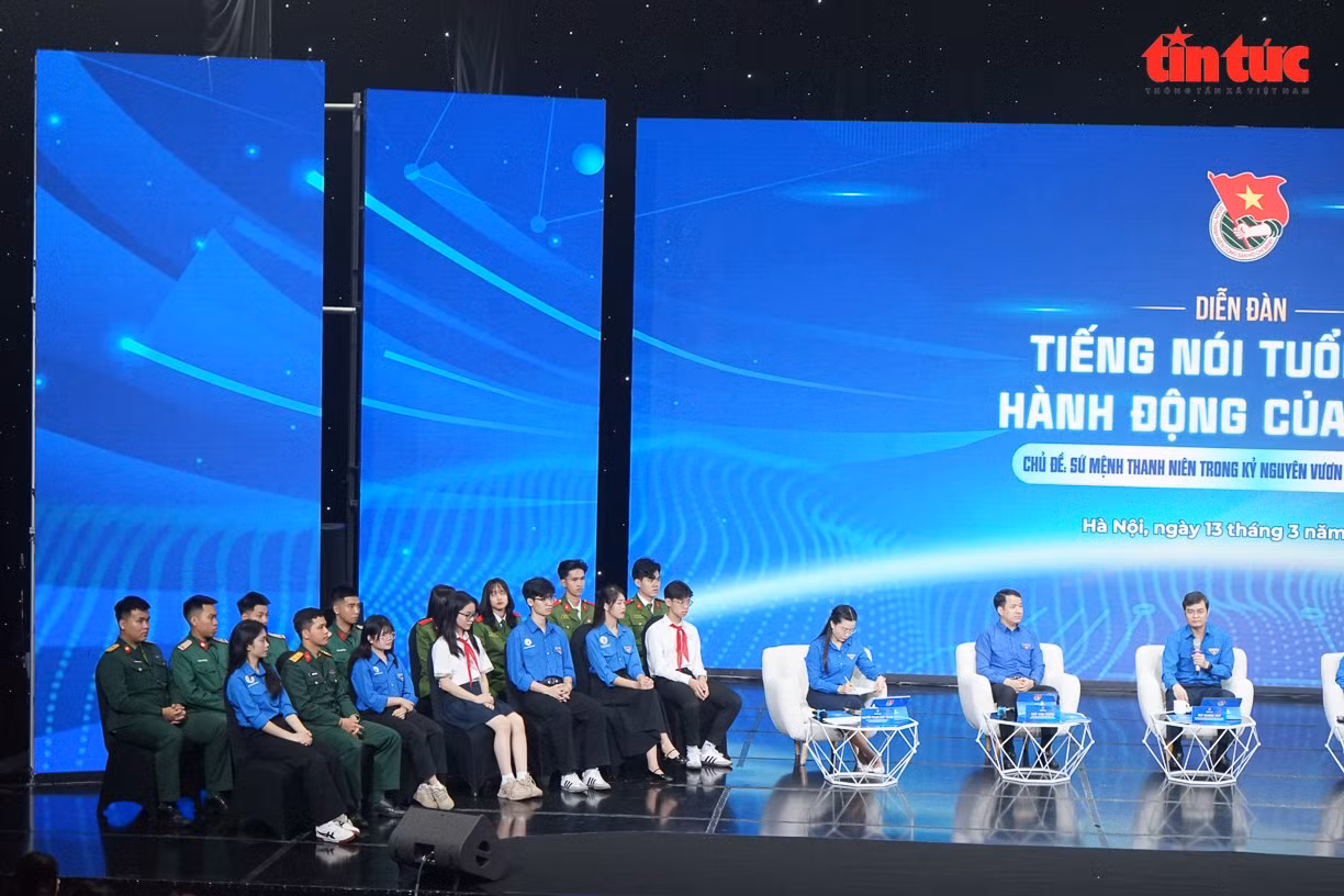 Ông Bùi Quang Huy, Bí thư thứ nhất Trung ương Đoàn Thanh niên Cộng sản Hồ Chí Minh giải đáp câu hỏi của các cán bộ, đoàn viên, thanh niên.