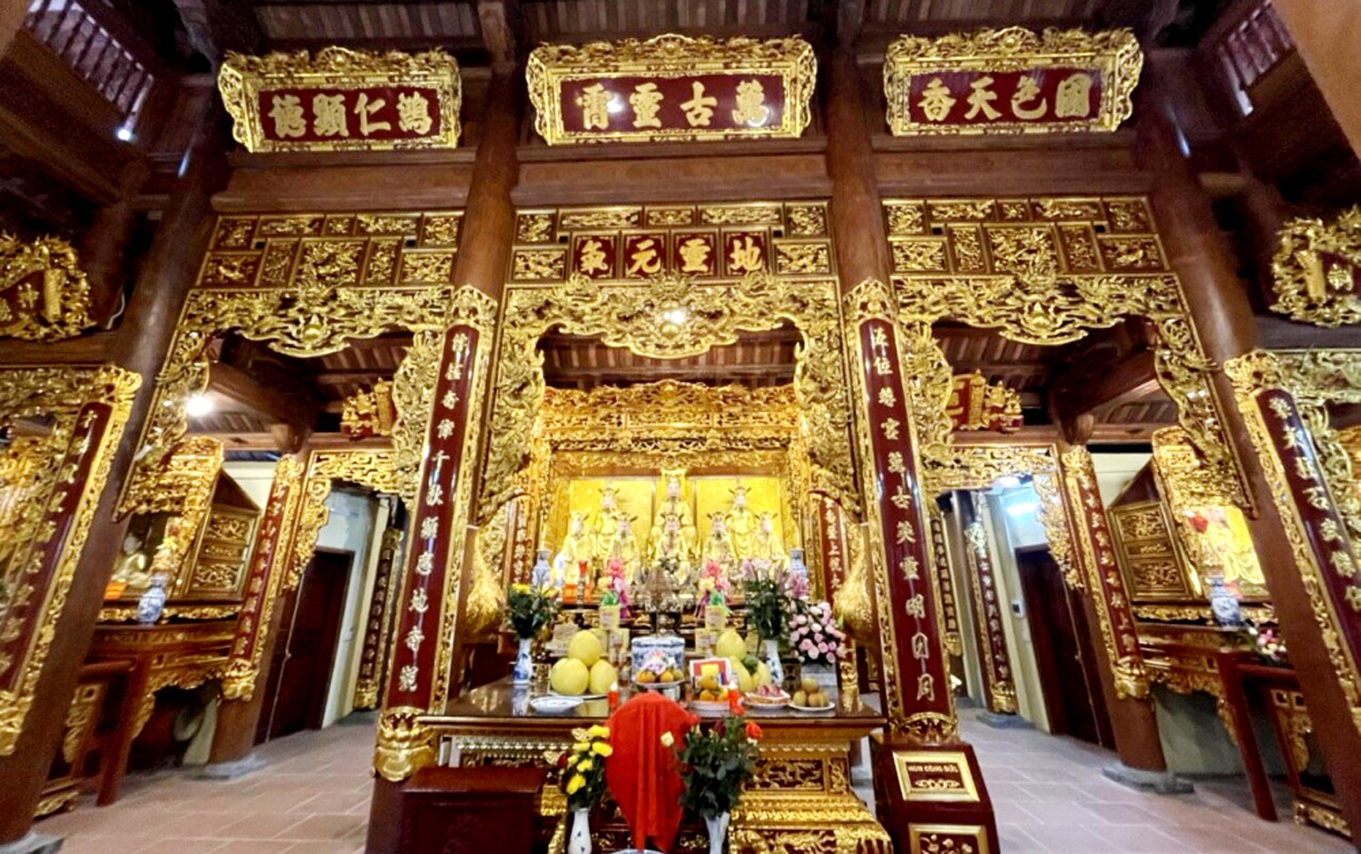 Đền Mẫu Lào Cai thuộc phường Lào Cai (thành phố Lào Cai) thờ Thánh mẫu Liễu Hạnh (vị Thánh được Nhân dân tôn vinh là một trong bốn vị Thánh bất tử). b4.jpg