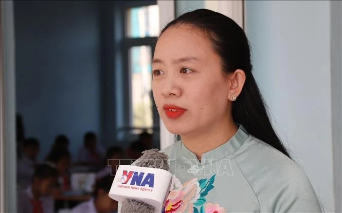 Cô giáo Đậu Thị Lệ Hải, giáo viên của tỉnh Quảng Bình được cử sang Lào tham gia công tác giảng dạy tại trường THCS Thống Nhất từ năm 2019, chia sẻ cảm xúc khi được sang Lào dạy tiếng Việt.