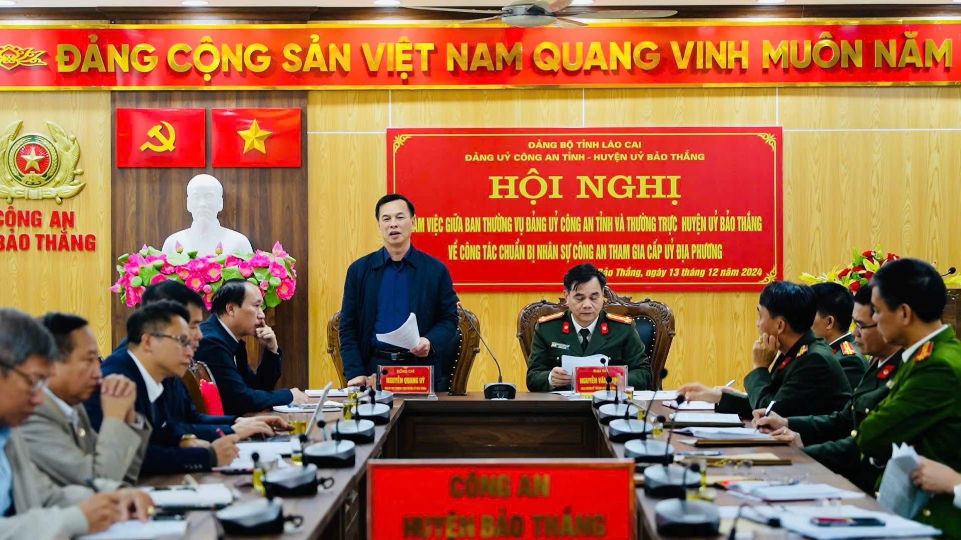 toan-canh-buoi-lam-viec.jpg