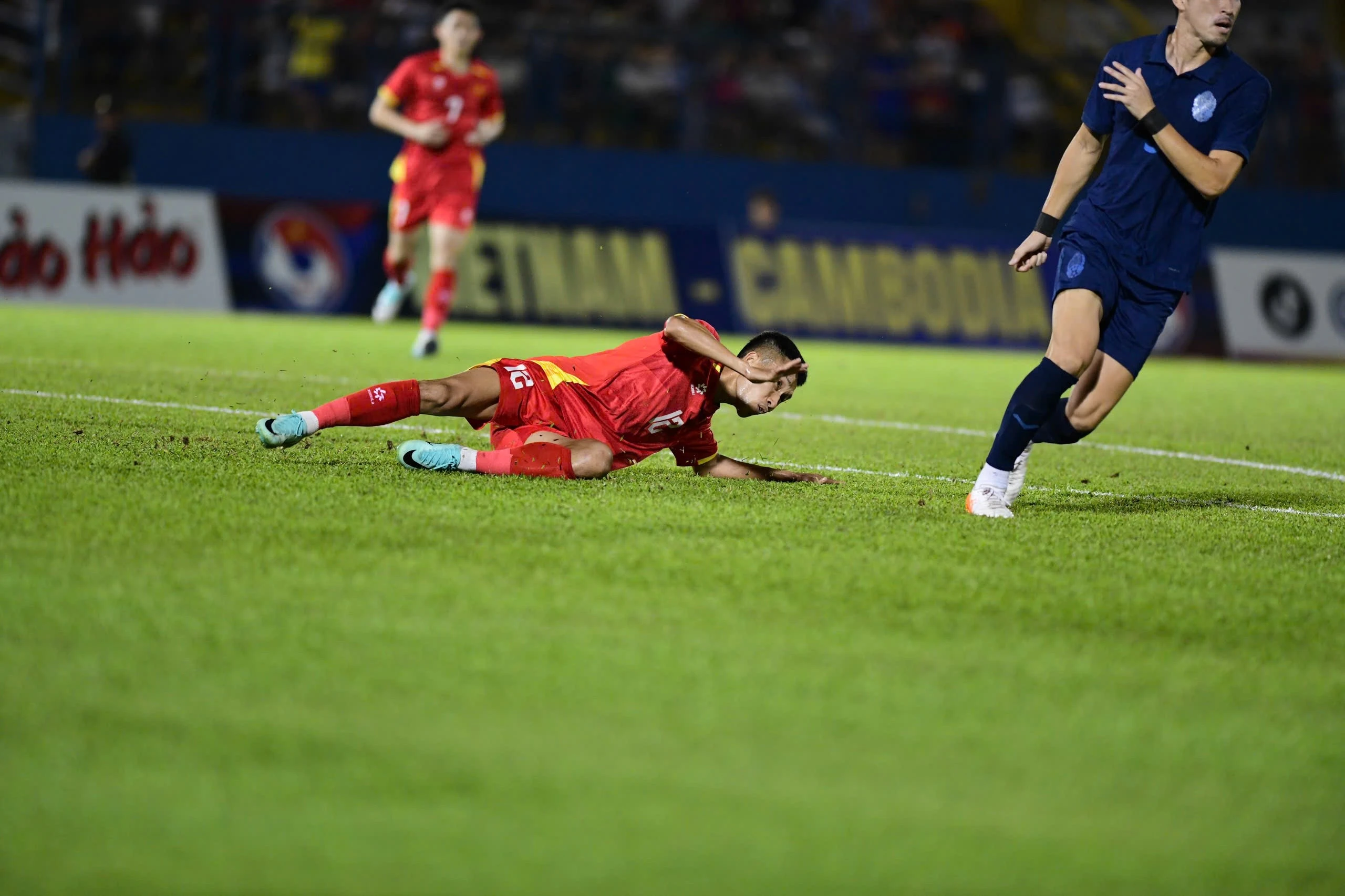 Tuyển Việt Nam làm chủ thế trận nhưng Campuchia đang phòng ngự khá chắc chắn. Ảnh: Duy Hiệu.