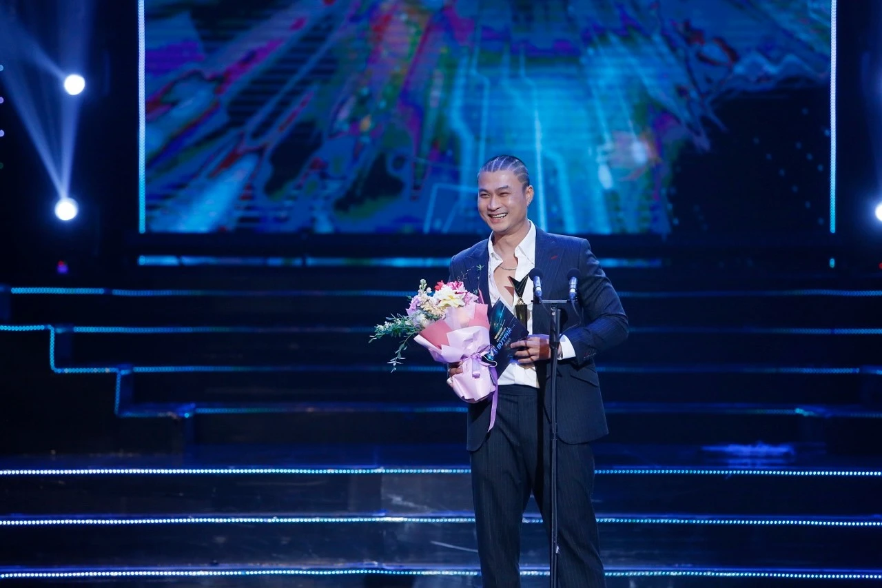 Nam diễn viên Duy Hưng nhận giải "Nam diễn viên ấn tượng". Ảnh: BTC