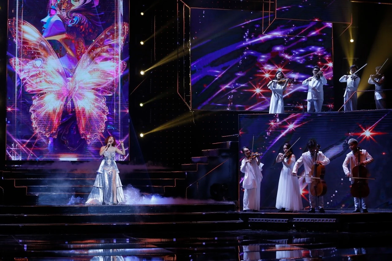 Ca sĩ Hà Trần biểu diễn tại sự kiện. Ảnh: BTC