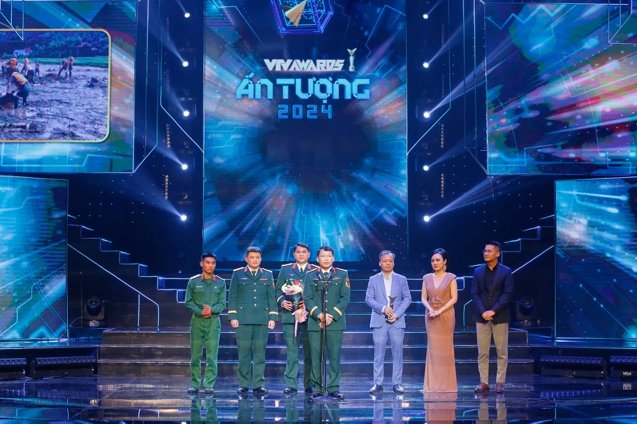 Đại diện các lực lượng tìm kiếm người dân làng Nủ sau sạt lở do bão số 3 tại lễ trao giải. Ảnh: BTC