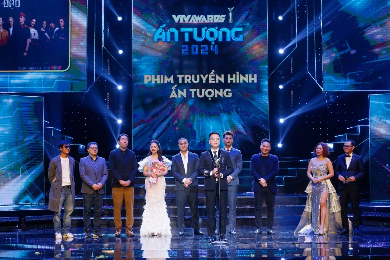 Ê-kíp phim "Độc đạo" nhận giải thưởng ở hạng mục "Phim truyền hình ấn tượng". Ảnh: BTC