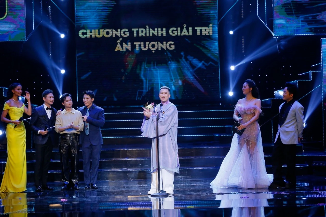 Ê-kíp thực hiện chương trình "Anh trai vượt ngàn chông gai” nhận giải thưởng "Chương trình giải trí ấn tượng của năm". Ảnh: BTC