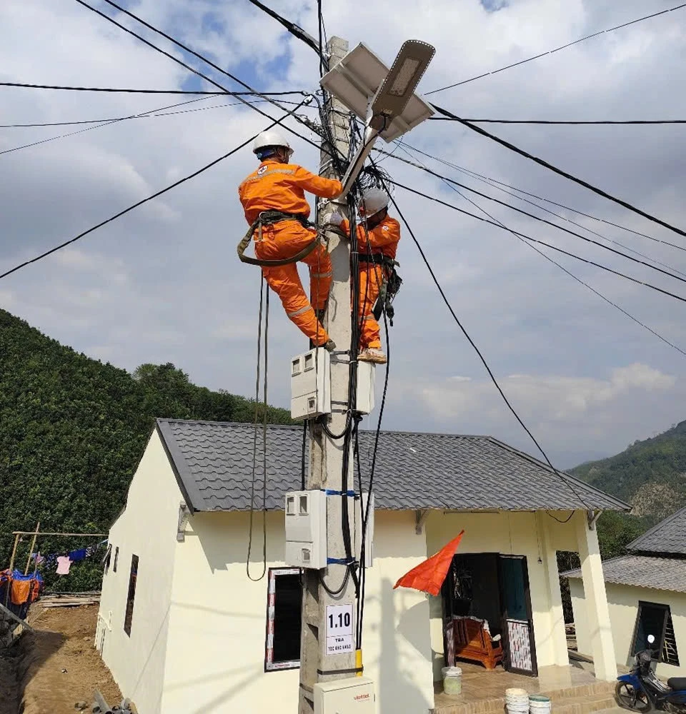 Công nhân Điện lực Bắc Hà miệt mài lắp đặt hệ thống đèn năng lượng mặt trời, góp phần “thắp sáng làng quê” tại khu tái định cư Kho Vàng và Nậm Tông.