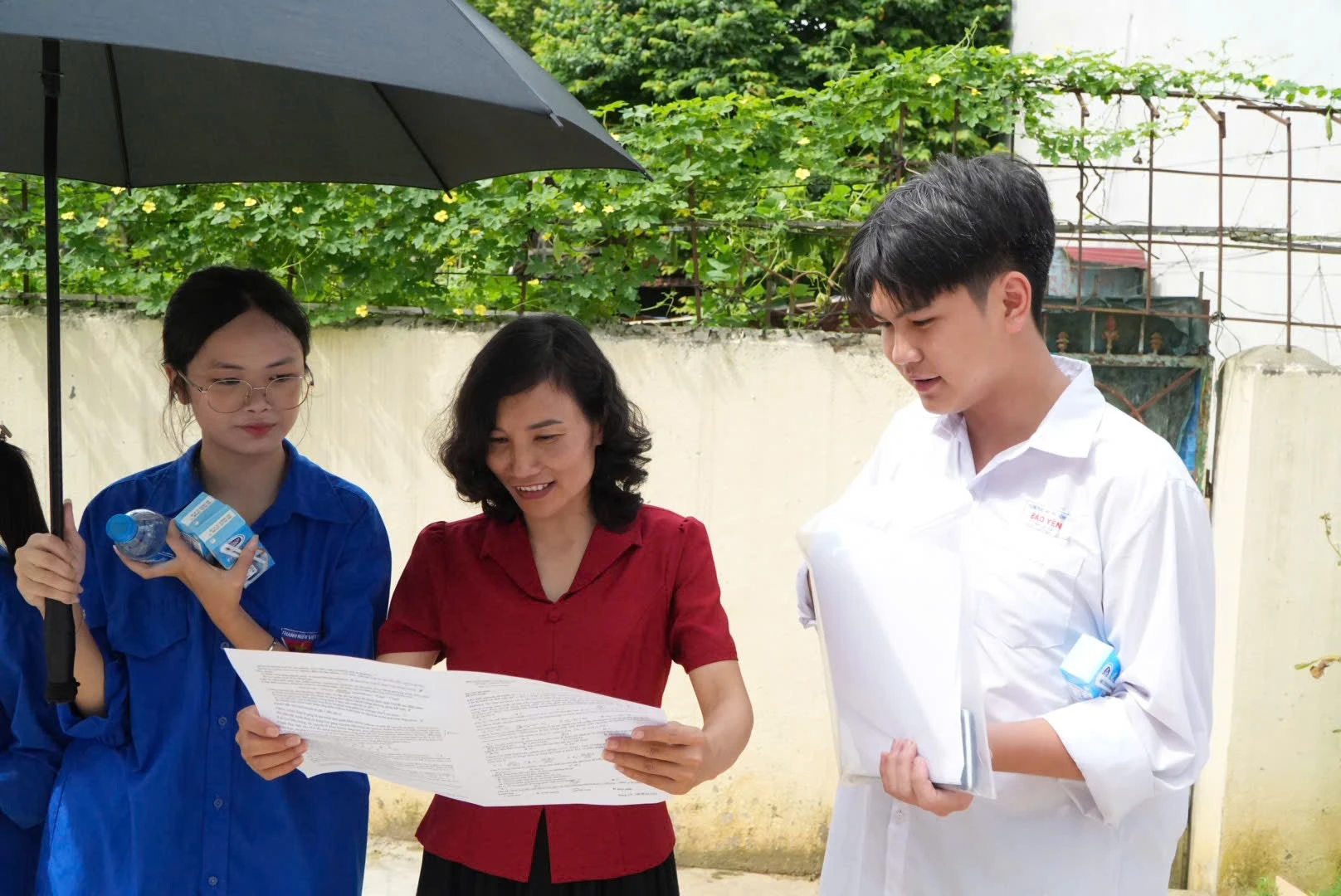 Cô và trò trao đổi nội dung đề thi tại điểm số 2.