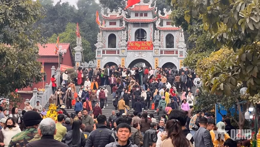 Những ngày đầu năm, đền Bà Chúa Kho đón hàng nghìn lượt khách đến dâng lễ.