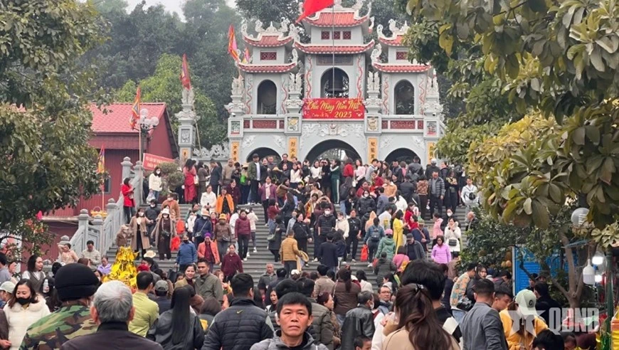 Những ngày đầu năm, đền Bà Chúa Kho đón hàng nghìn lượt khách đến dâng lễ.