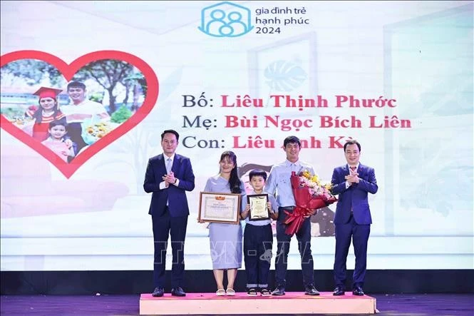 Phó Chủ tịch Thường trực Trung ương Hội LHTN Việt Nam Nguyễn Kim Quy cùng Trưởng ban Tuyên giáo UBTW MTTQ Việt Nam Vũ Văn Tiến trao Bằng khen, Kỷ niệm chương và tặng hoa cho các Gia đình trẻ tiêu biểu năm 2024. Ảnh: Minh Đức/TTXVN