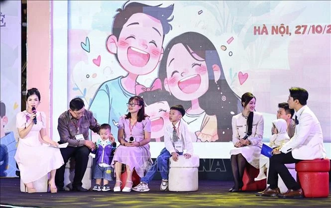 Giao lưu với các gia đình được tuyên dương tại chương trình. Ảnh: Minh Đức/TTXVN