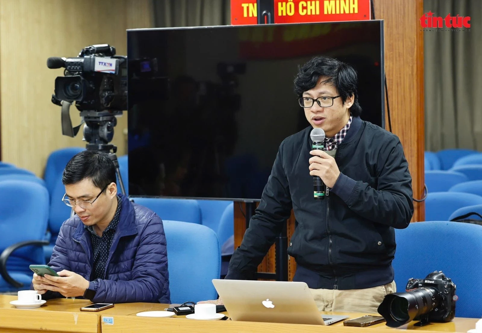 Các nhà báo, phóng viên đưa ra những câu hỏi tại họp báo.