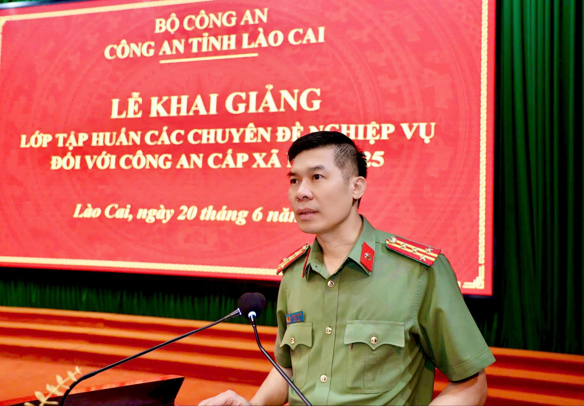 Đại tá Cao Minh Huyền, Giám đốc Công an tỉnh Lào Cai trực tiếp tập huấn, hướng dẫn các nội dung. dai-ta-cao-minh-huyen-huong-dan-mot-so-noi-dung-tai-lop-tap-huan.jpg