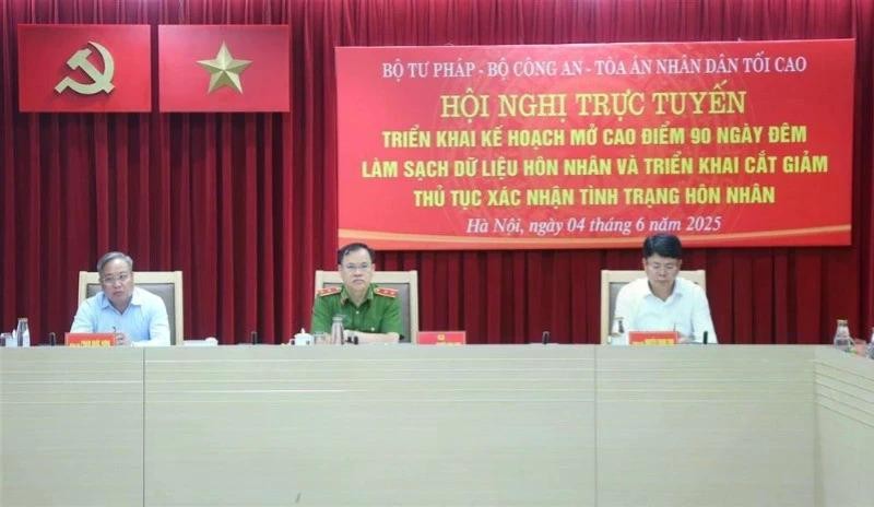 Các đồng chí chủ trì hội nghị. dong-chu-tri-hoi-nghi-1442.jpg