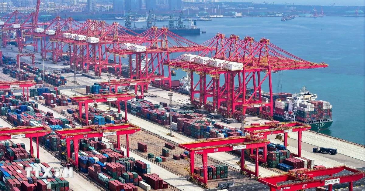 Quang cảnh cảng hàng hóa tại tỉnh Sơn Đông, Trung Quốc. ttxvn-my-trung-quoc-thue-doi-ung-0904.jpg