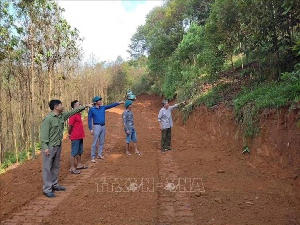 Người dân xã Phú Nhuận, huyện Bảo Thắng, tỉnh Lào Cai đồng lòng hiến đất để mở rộng đường nông thôn.