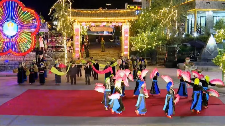 Đêm khai mạc lễ hội thu hút đông đảo du khách trong và ngoài nước đến xem.